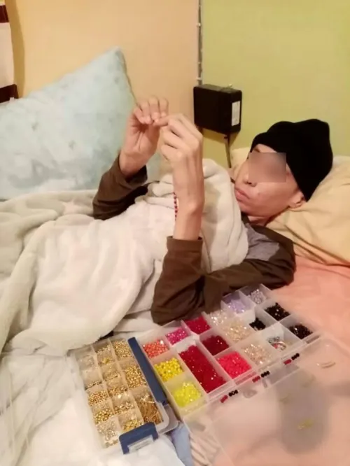 Kevin Arturo: El niño que vende pulseras para pagar su tratamiento contra el cáncer