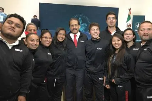 Alienta Alfonso Esparza a representar a la BUAP con fuerza y orgullo