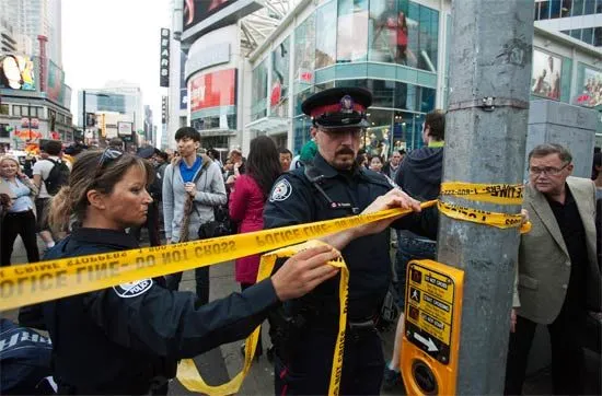 Balacera en centro comercial de Toronto deja un muerto y 7 heridos