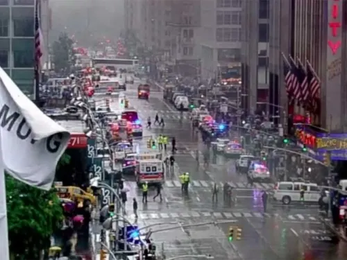 Helicóptero se estrella contra edificio en Nueva York