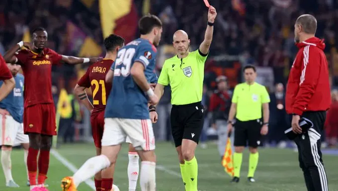 Expulsión de Santi Giménez