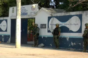 Reanudan clases en Acapulco bajo vigilancia militar