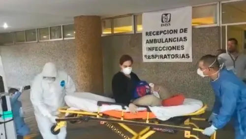 Entre aplausos, sale del hospital paciente curada del coronavirus en Aguascalientes
