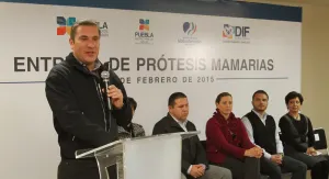 RMV y su esposa encabezan donación de prótesis a mujeres