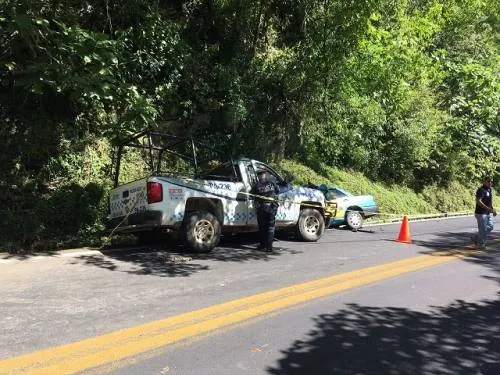 Taxista pierde la vida tras choque frontal con patrulla en Huauchinango