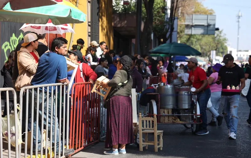 Ambulantes hicieron su agosto en el desfile del 5 de Mayo con renta y venta de sillas, bancos y comida