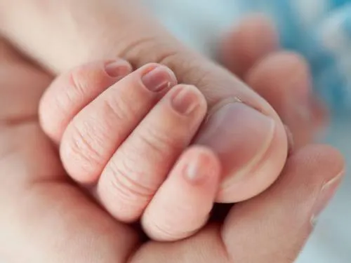 Bebé nace con anticonceptivo de la mamá en la mano (foto)