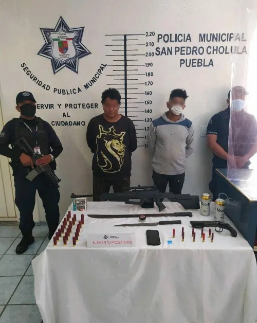 Asegura policía de San Pedro Cholula a dos hombres por portación de arma