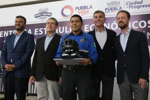 Tony Gali y Luis Banck entregan estímulos y uniformes a policías municipales