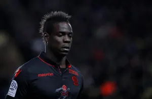 Sancionan a un equipo francés por los insultos racistas a Balotelli