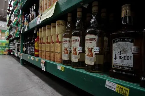 Este martes entra en vigor regulación de horarios para la venta de alcohol en la capital