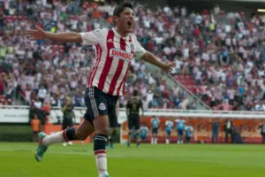 Chivas se reconcilia con la victoria y su afición