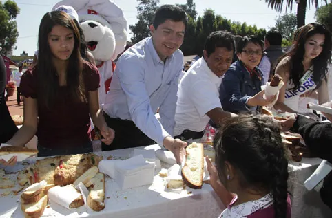 Eduardo Rivera parte la rosca de reyes en la Ciudad Mágica