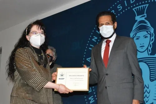 Esparza Ortiz entrega reconocimientos por antigüedad a administrativos y académicos