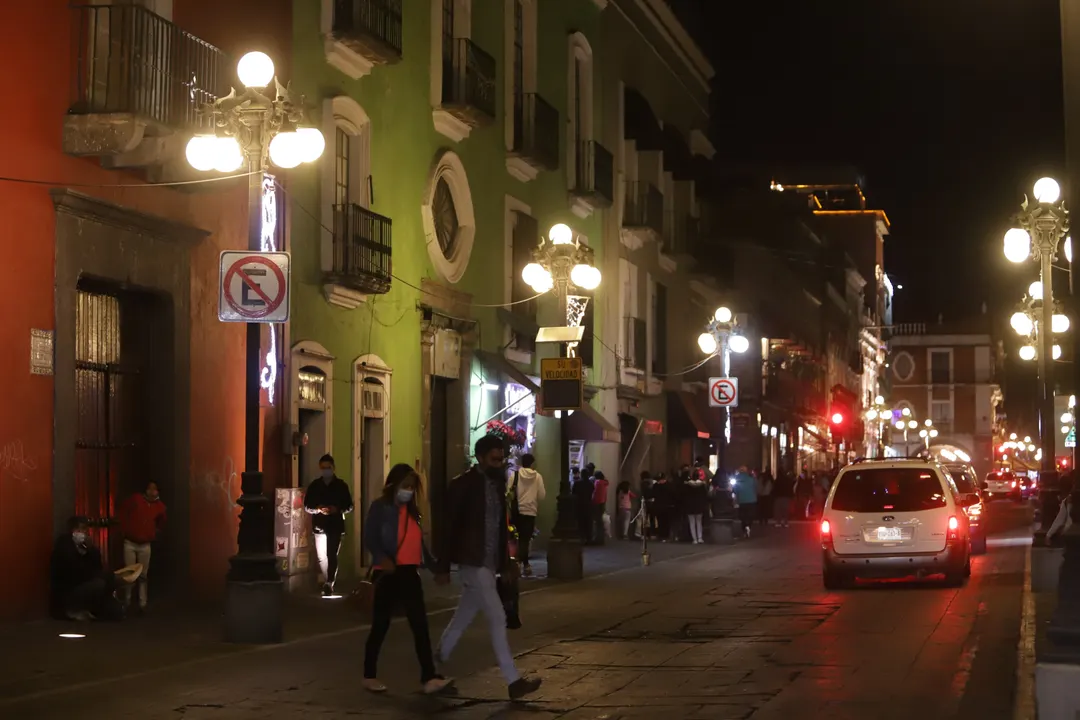 Regidores morenistas celebran freno a cobro de alumbrado público en Puebla capital