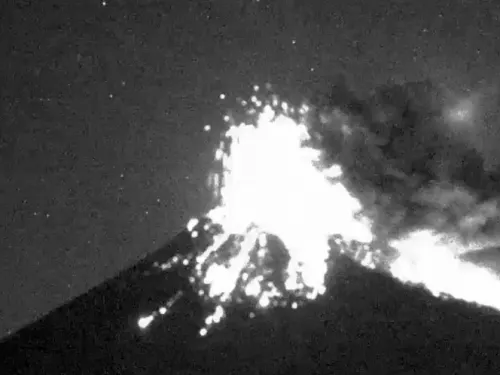 Reportan explosión del Popocatéptl y posible caída de ceniza
