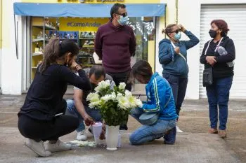 Colocan altar en memoria de ‘Santy’, niño fallecido por caída de árbol