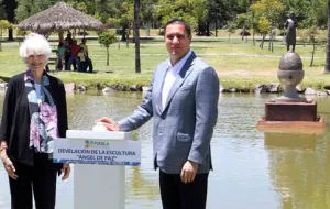 Devela Moreno Valle escultura “Ángel de Paz”, en Jardín del Arte