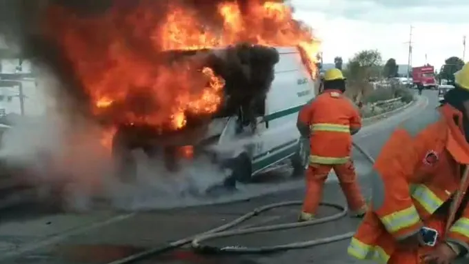 Ambulancia del IMSS totalmente calcinada