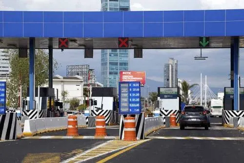 Sujetos fuertemente armados atracan caseta de cobro de Vía Atlixcáyotl