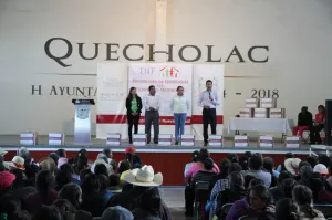 Néstor Camarillo entrega despensas a familias vulnerables