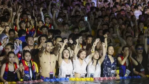 Defiende China la fiesta masiva en piscina de Wuhan