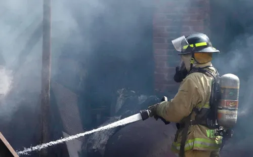 Un intoxicado y tres con crisis nerviosa, deja incendio en bodega de plásticos en Puebla