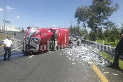 Se vuelca tráiler en Central de Abastos