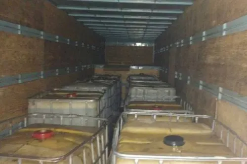 Aseguran camión cargado con contenedores de hidrocarburo robados