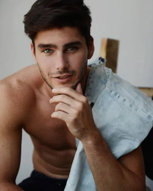 #Martesdechicos Charlie Matthews te quitarán el aliento sus ojos felino