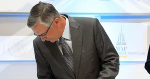 Dueño de TV Azteca pierde la mitad de su fortuna