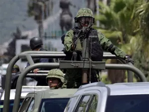 Se enfrentan marinos y delincuentes en Acapulco; hay un muerto