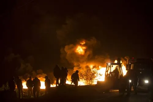Pemex atiende incendio provocado por una toma clandestina en Acajete