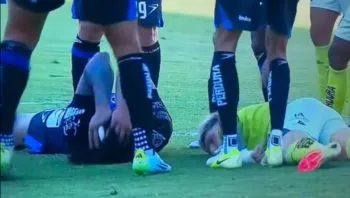 Momento de angustia en el Querétaro-Puebla: Emiliano Gómez sufrió una convulsión en pleno partido