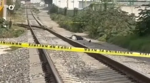 Hallan cuerpo de un hombre con disparo en la cabeza junto a las vías del tren en San Pablo Xochimehuacan