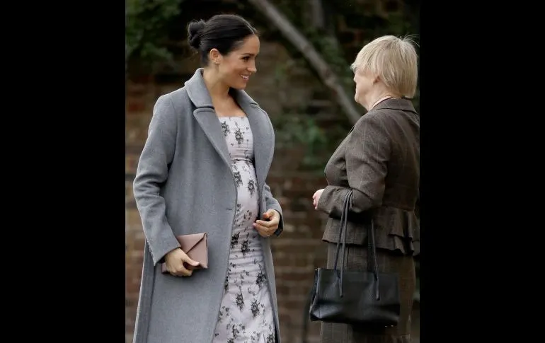 Meghan (i), duquesa de Sussex, visita en Londres una residencia de cuidados para ancianos que trabajaron en la industria del entretenimiento. AP/M. Dunham