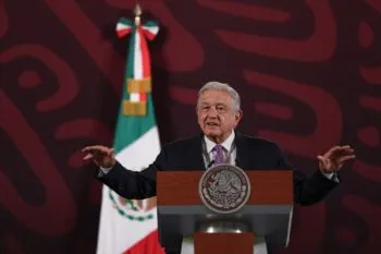 AMLO critica a Guadalupe Martínez por pasearse en Lamborghini: “Es pecado social la ostentación”