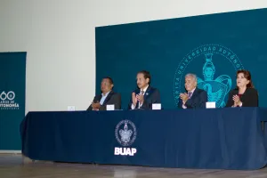 Más de mil trabajadores no académicos reciben uniformes en la BUAP