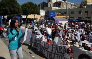 Intentan abrir presidencia de Canoa; grupos se enfrentan verbalmente