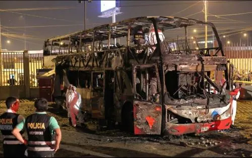 Incendio de autobús en Perú deja 17 muertos