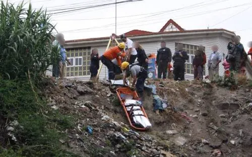 Rescatan a un hombre de una barranca en Santa María Xonacatepec