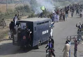 Deja tres muertos protesta islamita contra Francia en Pakistán