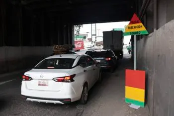 Prueba Ayuntamiento de Puebla semáforos pluviales para evitar que automovilistas ingresen a zonas inundadas