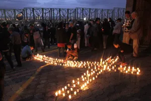 Poblanos efectúan cadena humana para pedir respeto a movimientos sociales