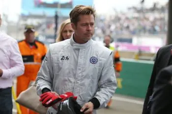 Brad Pitt sorprende en Silverstone, pilotea y filma escenas para pelicula de la F1 “Apex”