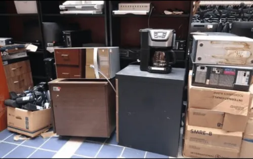 El PRI en San Lázaro regala muebles y hasta cafeteras que ya no utiliza