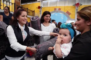 Dinorah López de Gali brinda más apoyos a las familias en situación vulnerable