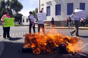 YoSoy132Puebla muestra su intolerancia en clausura de la SIP
