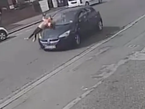 Atropellan a niña, sale volando y se levanta como si nada