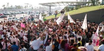 En un auténtico carnaval, simpatizantes le dan la bienvenida a Claudia Sheinbaum en Acapulco